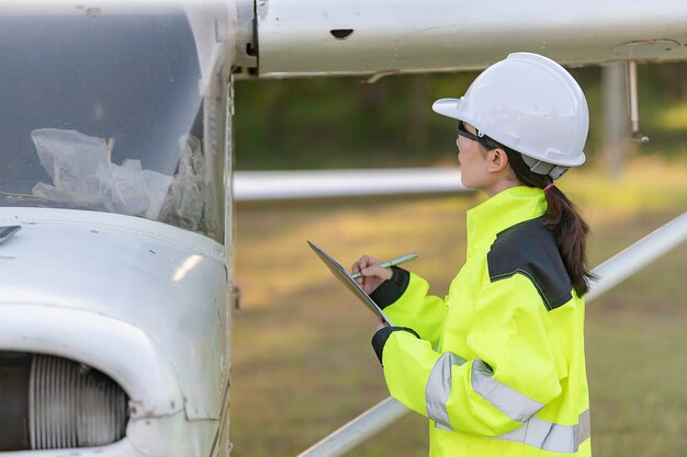 Duck crashes into plane windshield 3 minutes after takeoff: glass pieces injure pilot and force him to make emergency landing