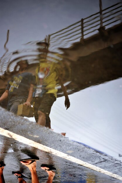 Flood in Spain, the miracle of Sedavì: 124 elderly people from an RSA saved by 10 workers. “Carried in your arms one by one”