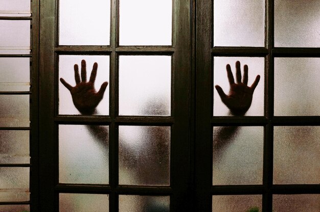 The stalker disguised as a ghost who threw stones at his ex-wife
